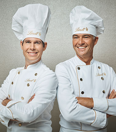 Maître chocolatier Urs Liechti with another maître chocolatier (Photo)