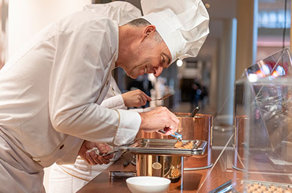 Maître chocolatier Urs Liechti decorating truffles (Photo)