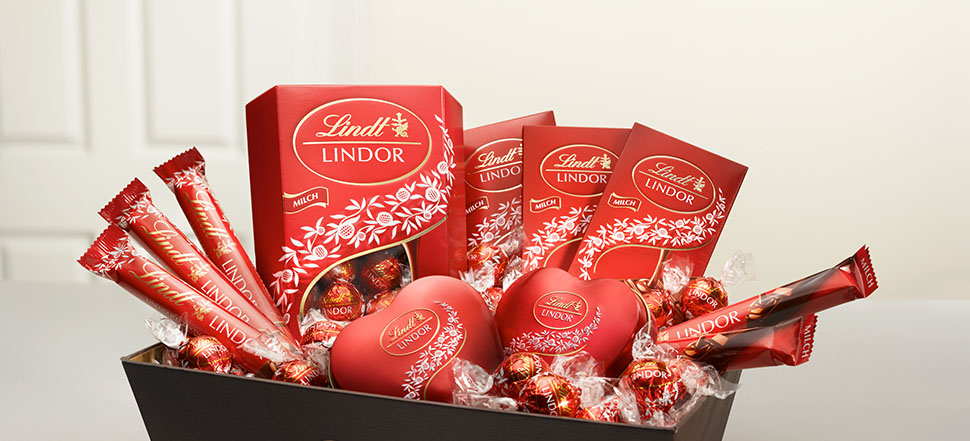 Ein Geschenkkorb mit Lindt Produkten ganz in rot (Foto)