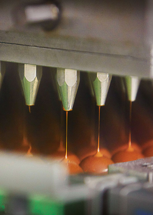 LINDOR-Kugeln werden mit der cremigen Füllung gefüllt (Foto)