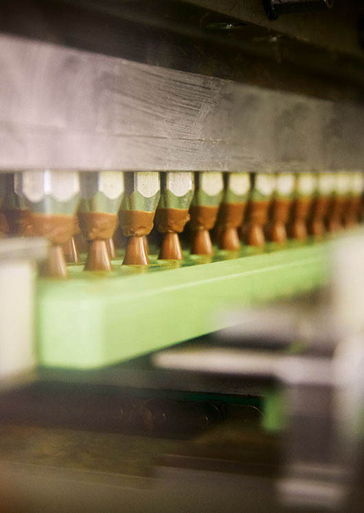 LINDOR-Kugeln werden von der Gießmaschine in Form gegossen (Foto)